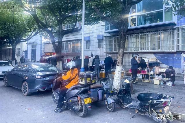 傍晚偶遇社区边的小小美食街,好几个摊位前都排着长队