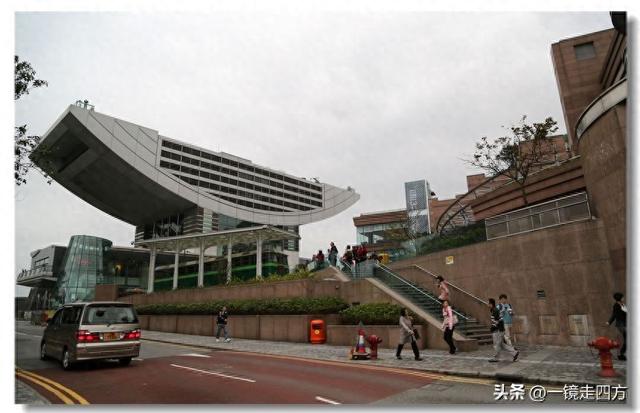 登上香港太平山顶的凌霄阁观景台，可以俯瞰到最经典的港岛夜景