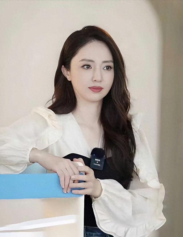 董璇张维伊大同婚宴现场照曝光，挨桌给人敬酒，佟丽娅关悦等出席