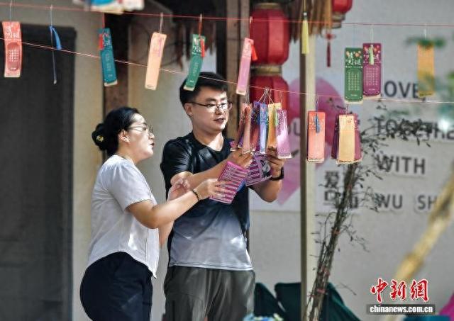 乌鲁木齐：近400名青年男女参加七夕单身派对