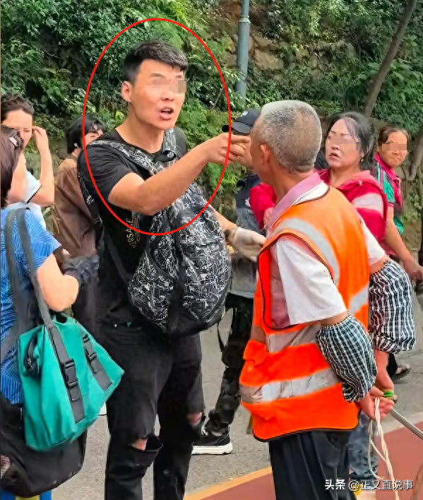 你打猴我打你！小伙威胁景区大爷，身份曝光被骂惨，景区力挺大爷