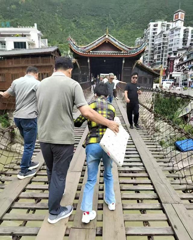 郑州“蝴蝶宝贝”带伤在泸定桥走一个来回，在折多山垭口经历暖心相助