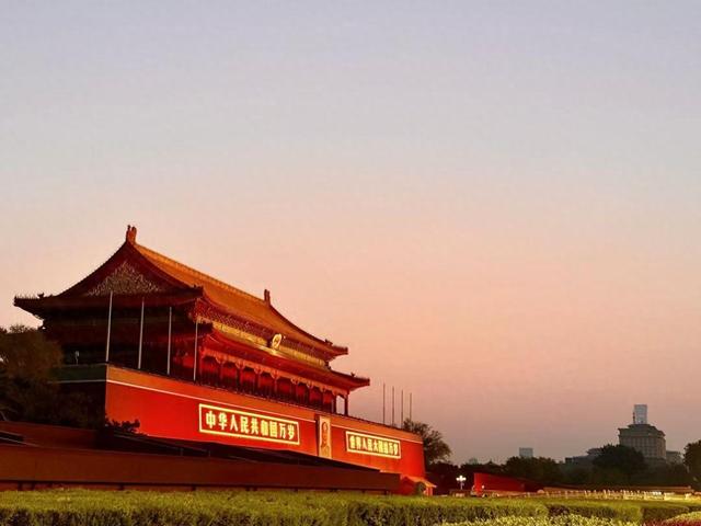 早安北京！来看朝霞中的天安门