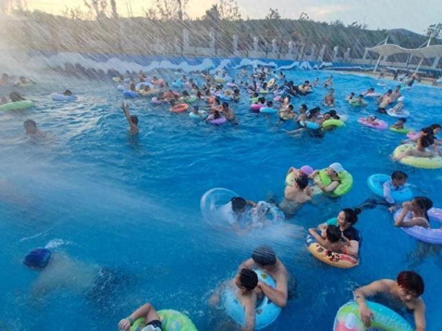 盛夏之巅！游人在河南汝阳亲水避暑
