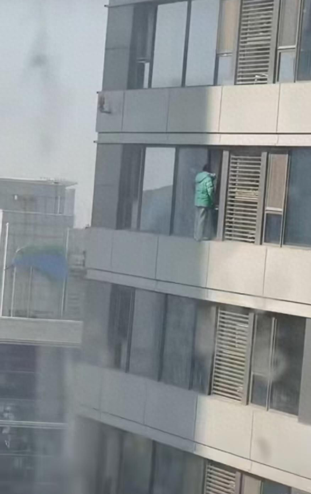 石家庄万象城一女子坠楼，目击者称心里不是滋味，警方：已出警处理