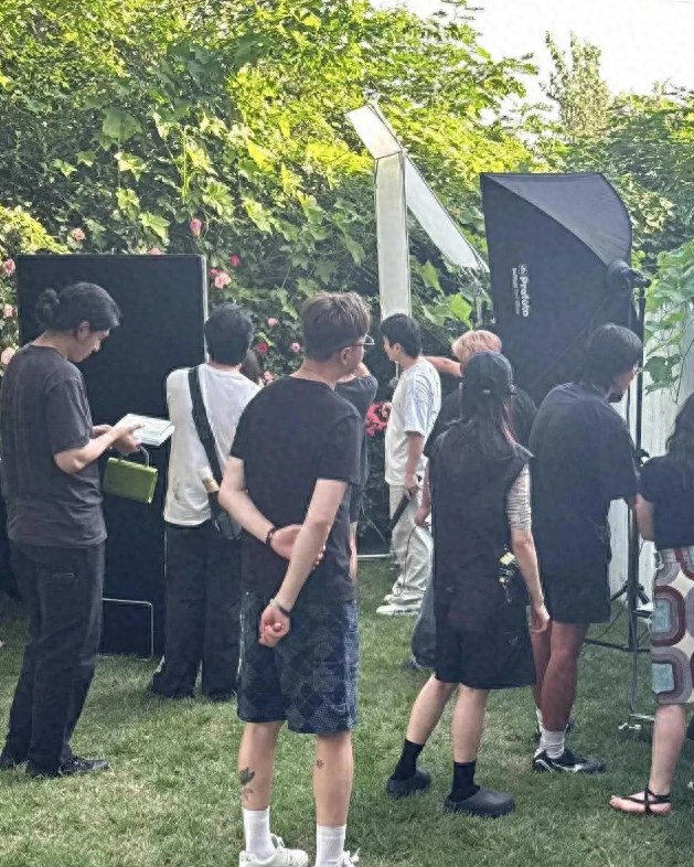 15岁王诗龄拍大片惊现10人团队！李湘现场督战，王岳伦瘦到认不出