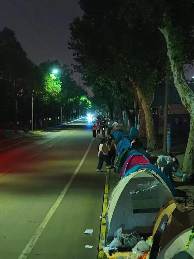 黄金周露营走红：不抢大床抢草坪？