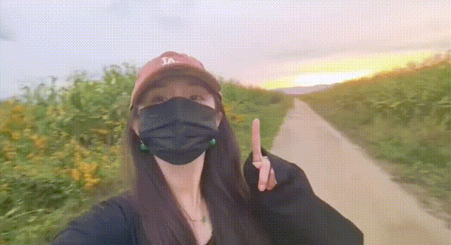 杨幂去延吉旅行，她站在玉米地里拍照，她还去了抗日博物馆！