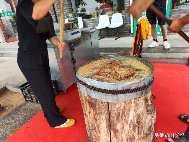 贺兰山看岩画，并没有想象中的宏大，豁了口深处竟遇瀑布飞流