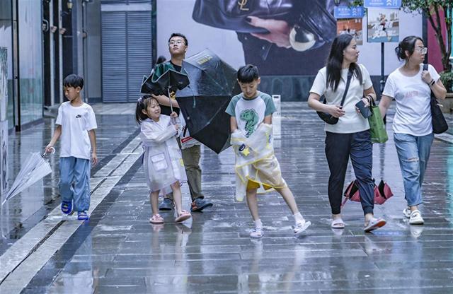 游客逛街，享受雨天清凉