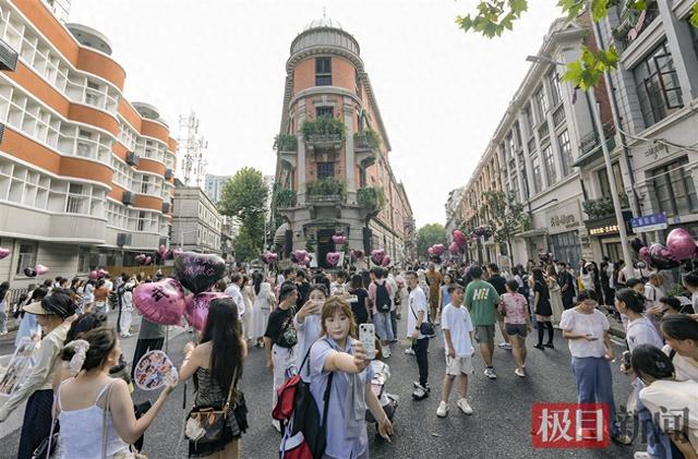 降温后，武汉的街头更热闹了