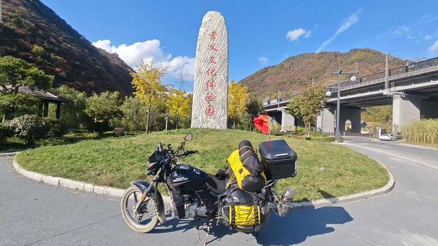 赏秋秦岭，摩旅商洛（13）打卡牛背梁、狂奔G211国道，住宿广货街