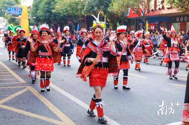 瑶山焕彩 盛会倾城｜连南民族特色巡游引万人空巷
