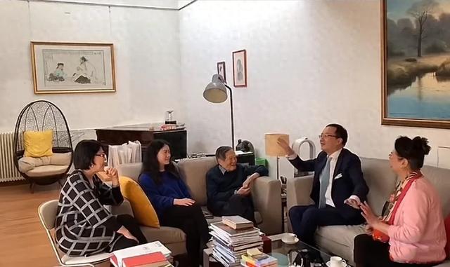 2021年，99岁杨振宁与72岁岳母罕见出镜，头发黑了，翁帆有些发福