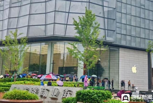 海量财经丨iPhone 17上市首日，记者实探济南苹果门店，有人一次购买了10台