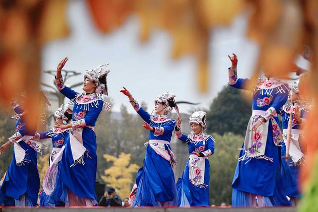 茂县羌族民众载歌载舞欢庆羌年