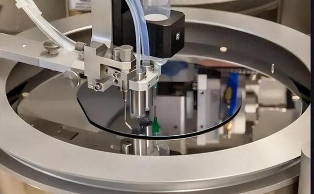 中国大力发展芯片，但全球90%光刻胶都是日本产，若卡脖子该咋办