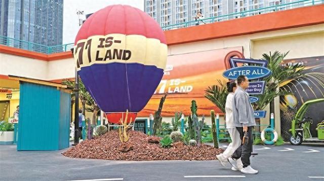 西宁年轻人 为何对这里情有独钟 千人打卡   定格西宁时尚新地标