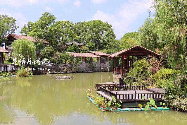 浙江宁波城西的休闲胜地，被誉为禅意宝地，绿墙与荷花独特又美丽