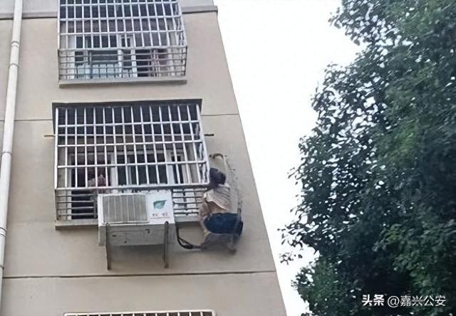 窗外被困女孩小游戏攻略（危险女孩悬在三楼窗外）