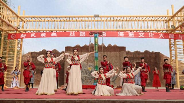 “最美的风景就在家门口”！新民晚报“海派文化大篷车”驶入泽普乡村