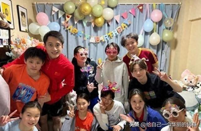 全红婵归队画面曝光：和队友喝咖啡笑到捂脸“普通女孩”让人放心