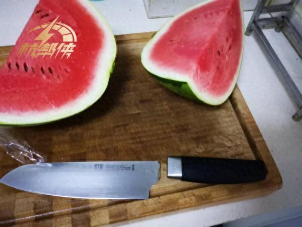 奥特曼切水果的视频（一刀两断杭州男子切西瓜）