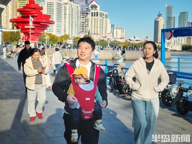 五四广场周末人流如织，秋日暖阳沐浴金色时光