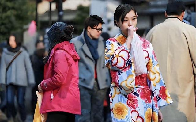 大量日本游客涌入北京，打着旅游幌子，主要是出于以下几方面原因