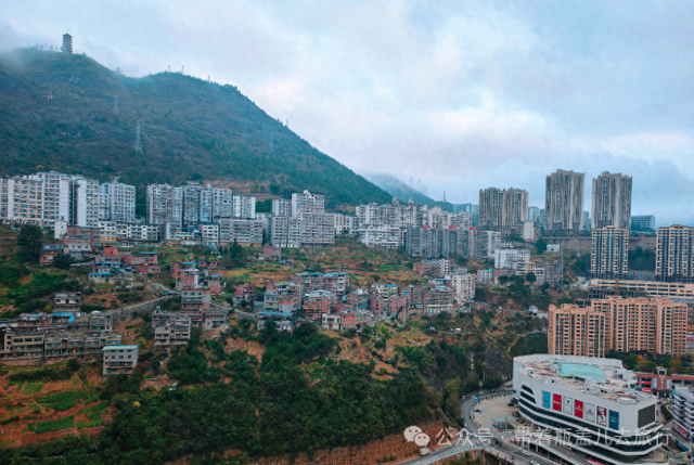 重庆最东边的偏远县城，地形比主城还要魔幻，居然还有高铁和机场