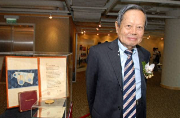 没想到，杨振宁去世后	，49岁妻子翁帆，竟因一个动作实现口碑暴涨