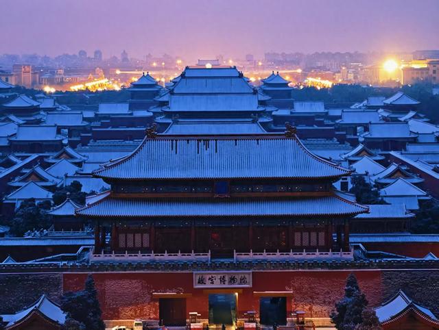 白雪覆红墙，雪后清晨故宫静谧肃穆