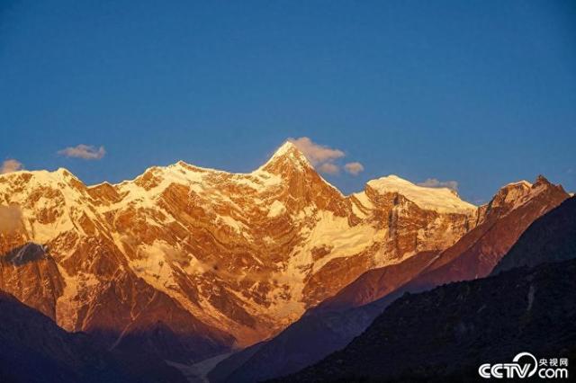 西藏林芝：南迦巴瓦日照金山解锁雪域高原极致浪漫