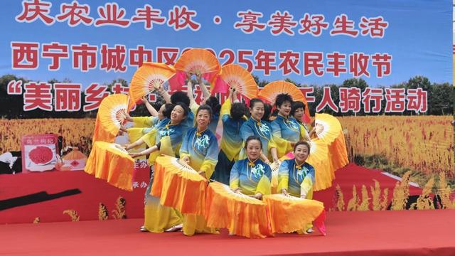 雨伴骑行绘乡景 丰收欢歌满城中