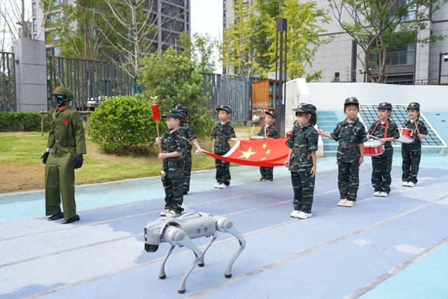 幼儿园开学第一课，机器人穿上军装，机器狗来教队列动作