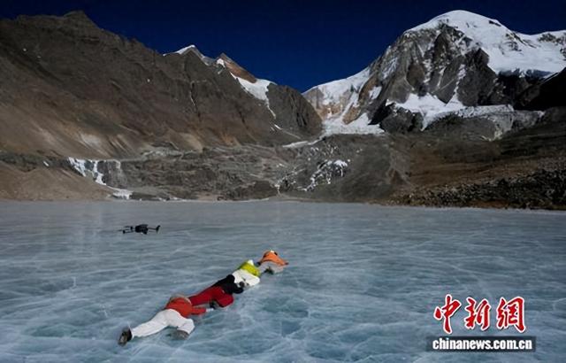 西藏拉萨琼穆岗嘎雪山冰湖引客来