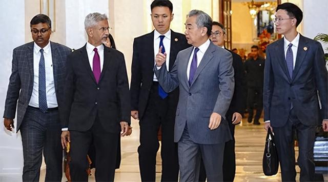 与莫迪握完手，王毅未返回北京，事前没有一丝风声，中方点名美国