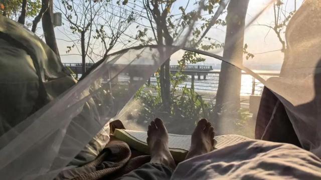 住进车里的年轻人：不租房不买房，5平米最自由