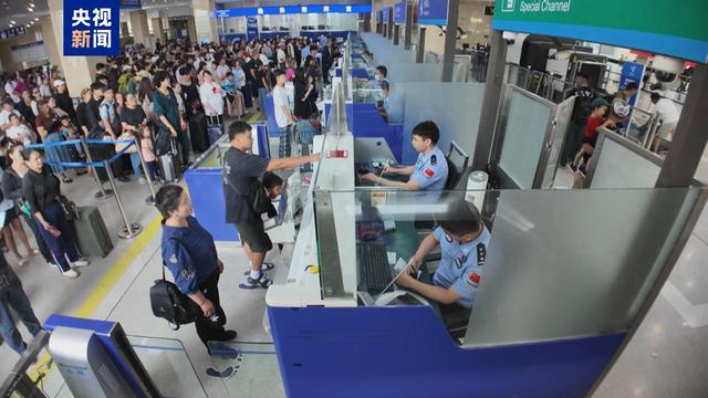 二连浩特口岸今年出入境人员突破200万人次