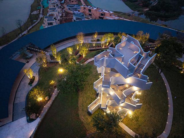 湿地观鸟塔“形似DNA”走红，每层设瞭望口360度观景，峰值可观赏十万只越冬候鸟