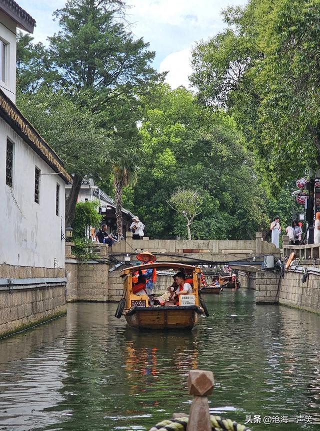 苏州平江路，笔直的河道，湾湾的小舟，欢乐的人群，和平的盛世