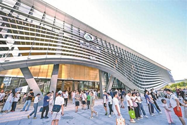 文化新地标集群崛起 高质量公共文化服务成深圳市民文化生活“标配”