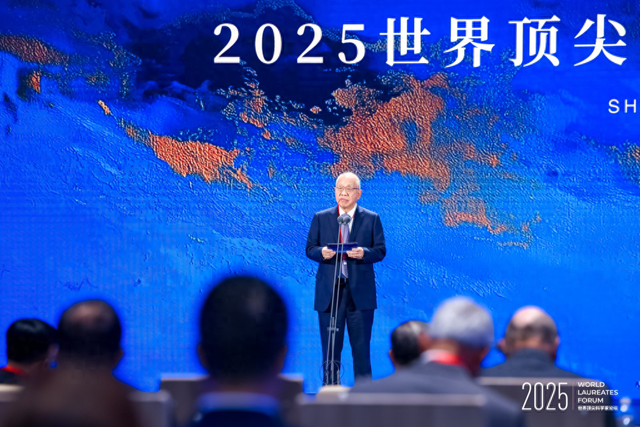 丘成桐在上海临港为弟子颁奖，鼓励中国学者进一步开拓国际视野