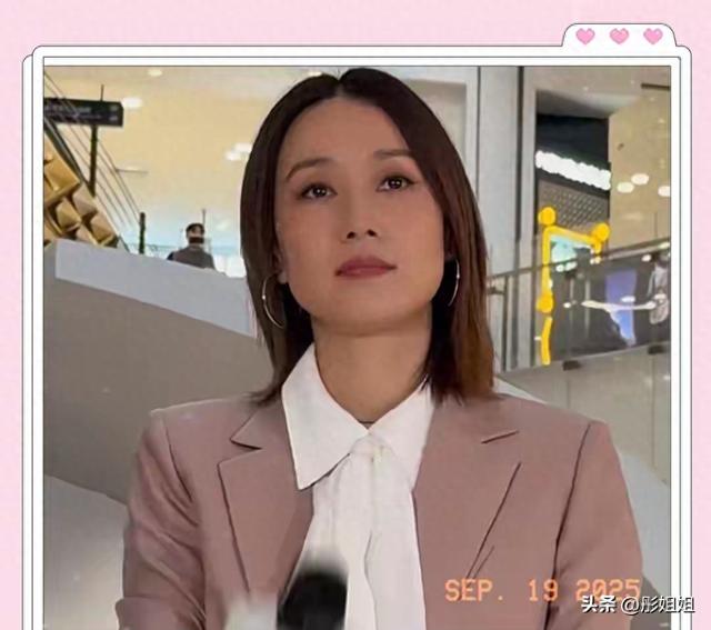 49岁马伊琍上海出席活动，造型翻车，本人又黑又瘦，鞋子又黄又脏