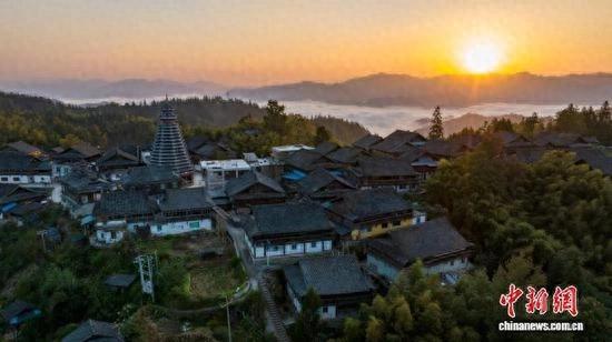 贵州从江：初冬云海绕侗寨