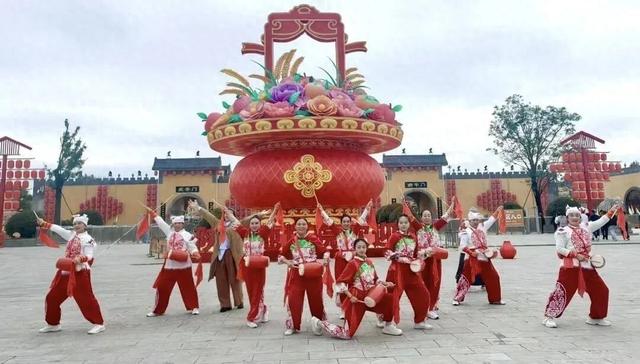 双节在地平线下赴千年之约：地坑院里的非遗狂欢与盛世欢歌