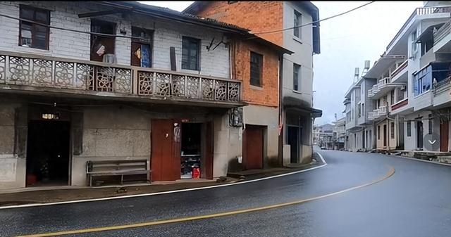 江西即将消失的矿山城，昔日辉煌拥有10万人，如今被遗弃满目荒芜