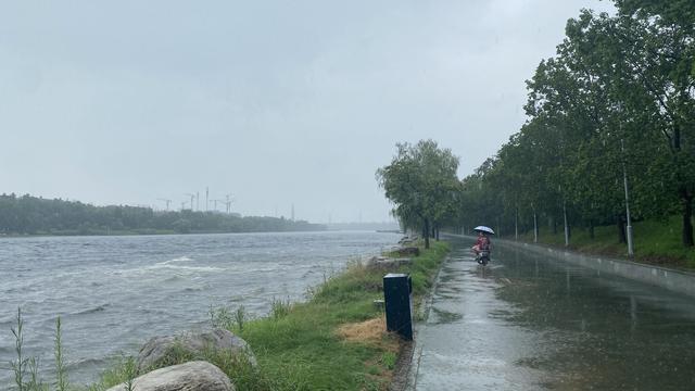 郑州贾鲁河水位暴涨，提醒市民切勿靠近游玩
