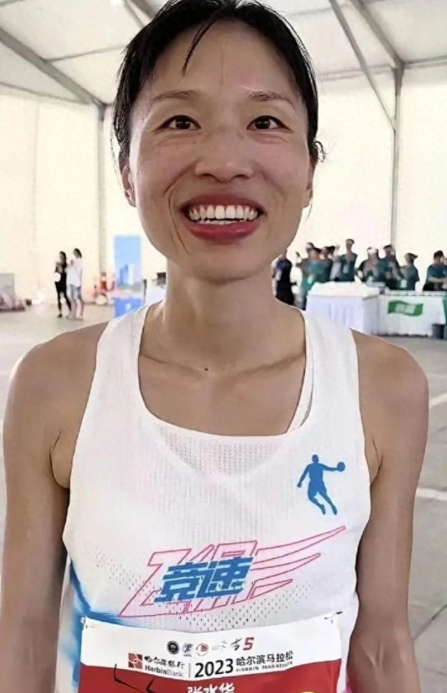 违规风波还没结束，辞退传闻再起，但最快女护士身上始终有件对事