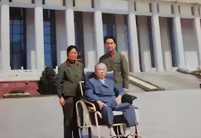 1979年，贺子珍终于看到了北京，她与毛主席拍下最后一张“合影”